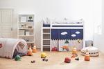 Nábytok z masívu do detskej izby s vyvýšenou posteľou - kolekcia Construction II