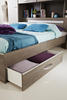 Ďalšou formou úložného priestoru v spálni môže byť zásuvka k posteli