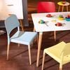 Možno tiež k jedálenskému stolu umiestniť stoličky rôznych farieb