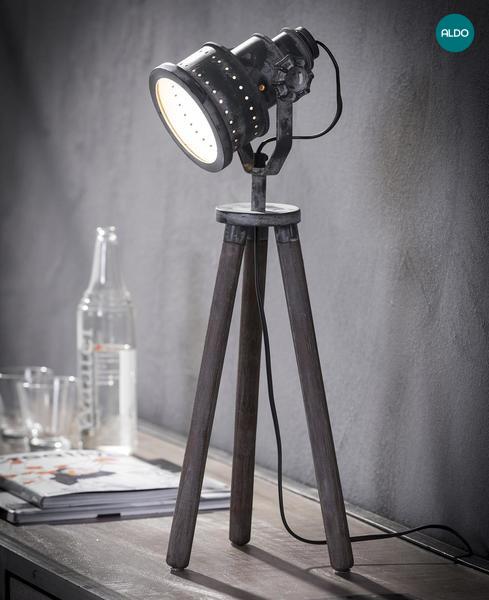 Stolná lampa železná s dreveným statívom